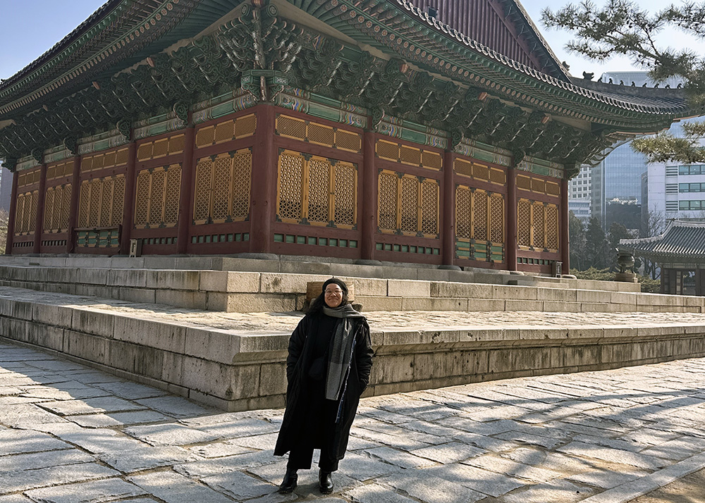 Fine standing in front of a temple in Seoul