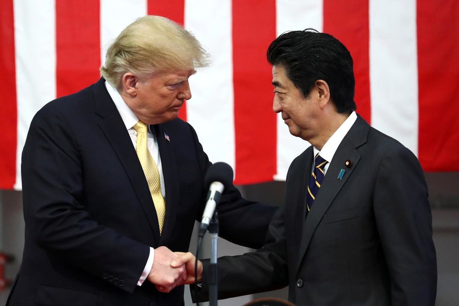 Donald Trump &amp;amp;amp;amp;amp;amp;amp;amp;amp;amp; Shinzo Abe shaking hands / photo wikimedia