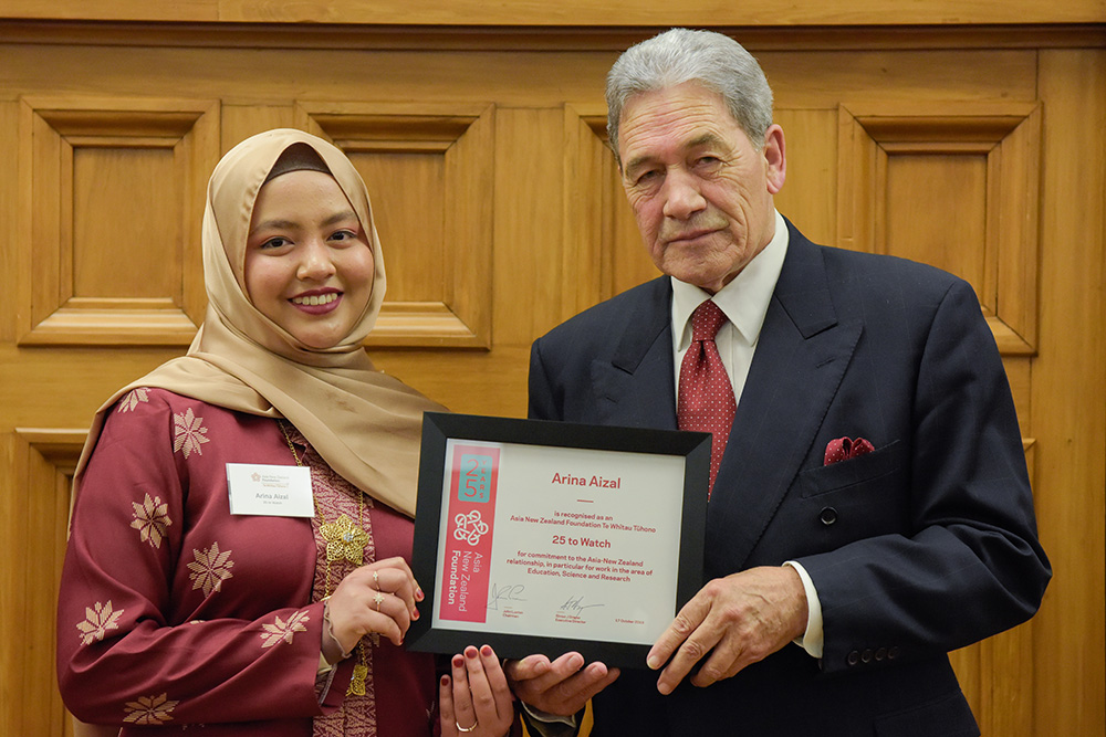 Arina holding a 25 to Watch certificate with Rt Hon Winston Peters 
