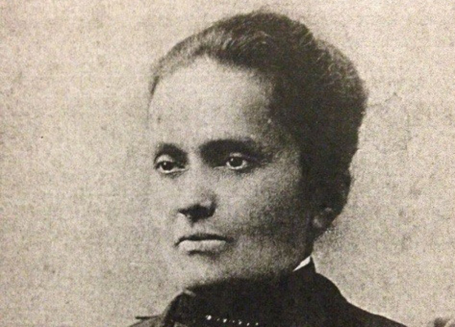 Black and white image of woman
