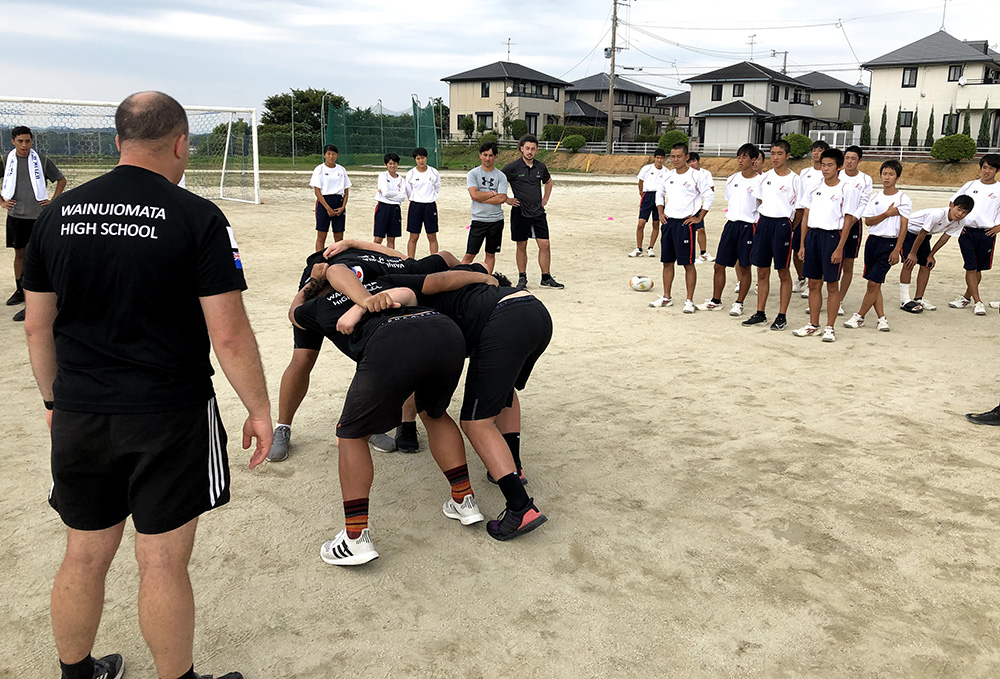 Wainuiomata High School students demonstrating maul technique to Japanese students