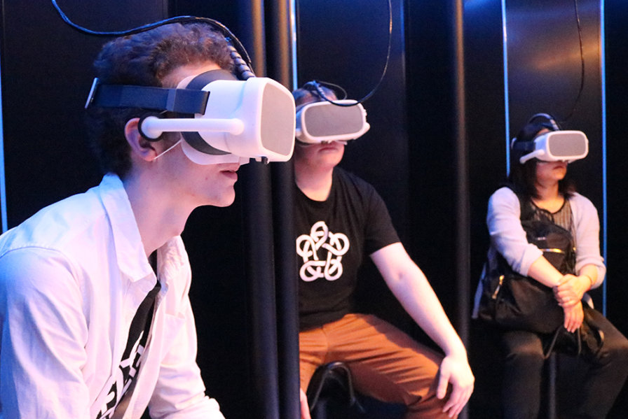 Leadership Network members looking through VR goggles