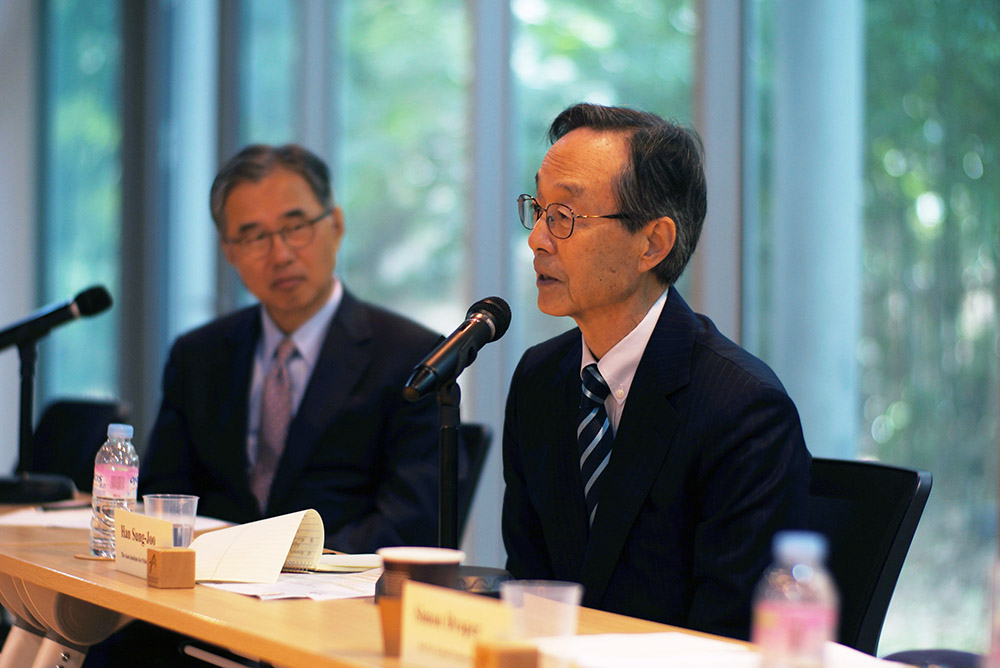 Prof. Han Sung Joo addressing an audience 