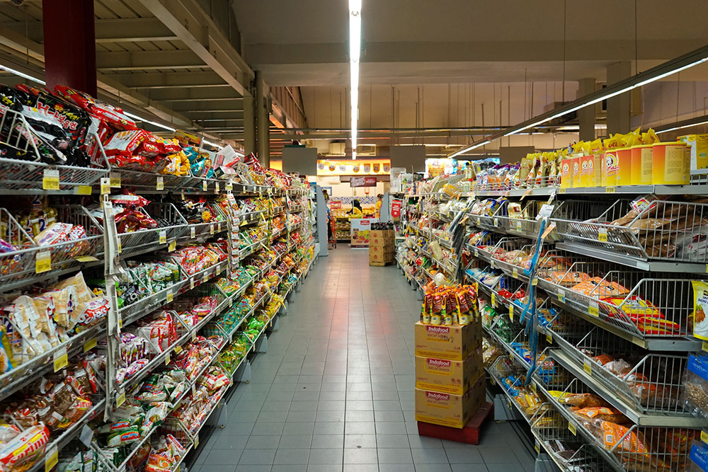 A photo of a supermarket isle