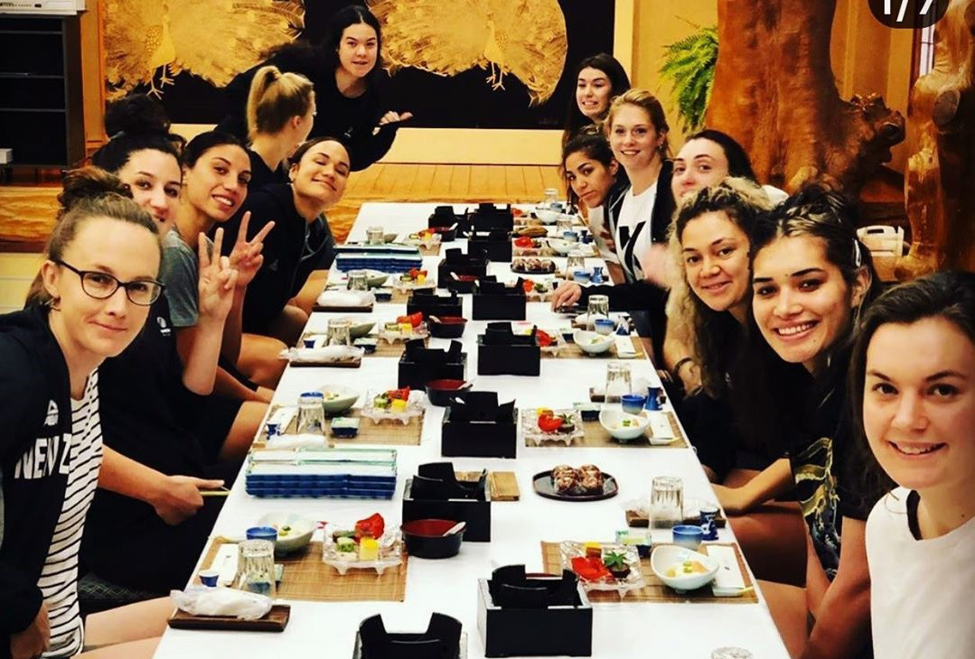 Tall Ferns players sitting at a table eating a meal