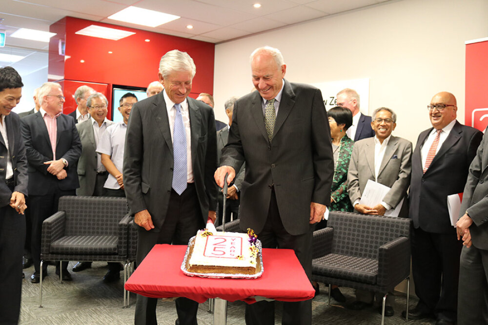 Philip Burdon and Sir Don McKinnon cutting the cake to mark the Foundation's 25th anniversary 
