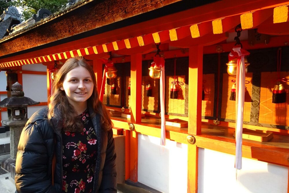 Philippa standing in front of a Japanese temple